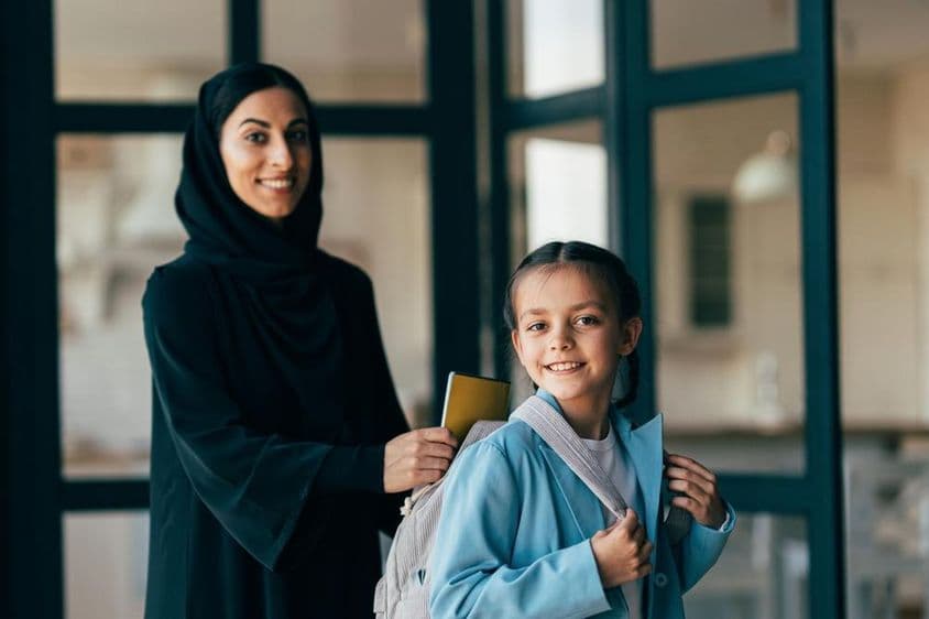 Traditionelle arabische Familie aus Dubai, junges Mädchen auf dem Weg zur Schule.
