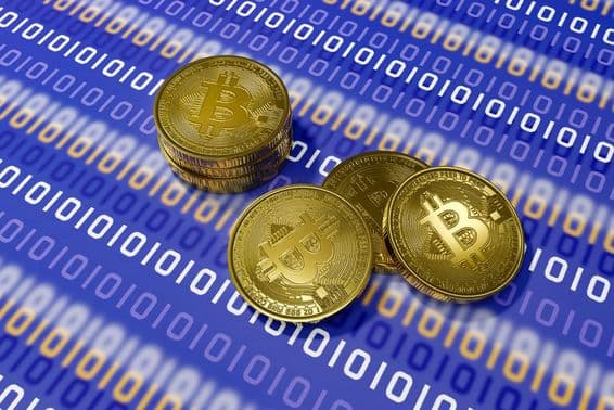 Bitcoin auf blauem Hintergrund mit weißem Binärcode.