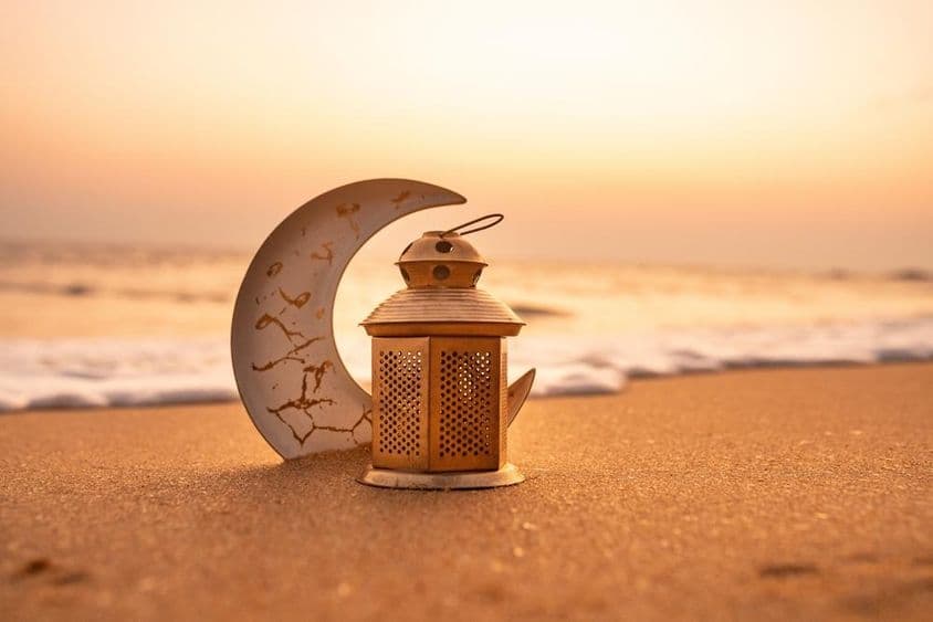 Traditioneller, von Kerzen beleuchteter Halbmond am Strand.