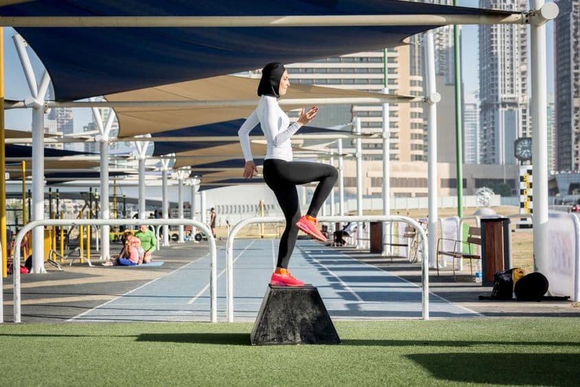 Arabische Frau beim Sport, trägt ein Hijab.
