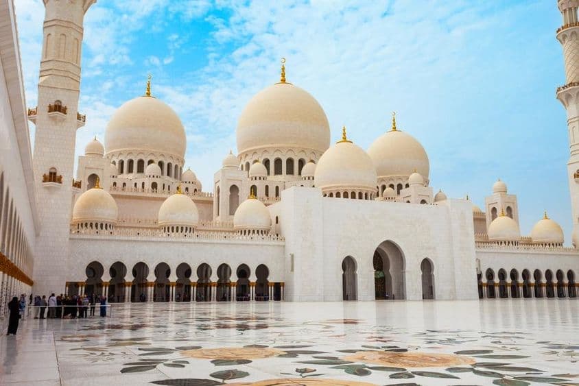 Die Sheikh-Zayed-Moschee, die größte Moschee der Vereinigten Arabischen Emirate.