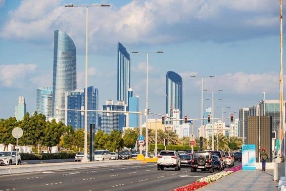 Abu Dhabi, moderne Wolkenkratzer ragen im Hintergrund der belebten Corniche Road empor.