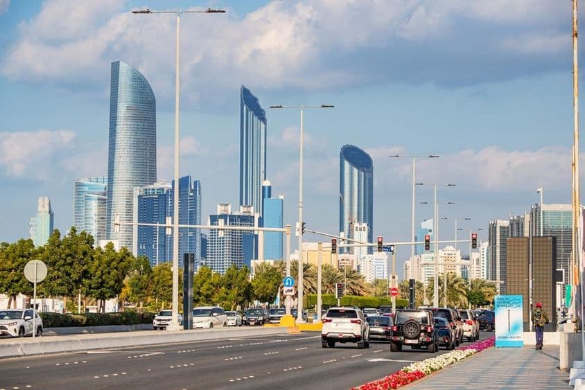 Abu Dhabi, moderne Wolkenkratzer ragen im Hintergrund der belebten Corniche Road empor.