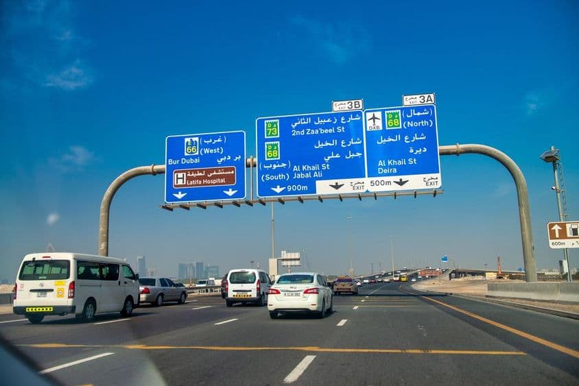 Dubai Sheikh Zayed Straße Verkehr an einem schönen sonnigen Tag.