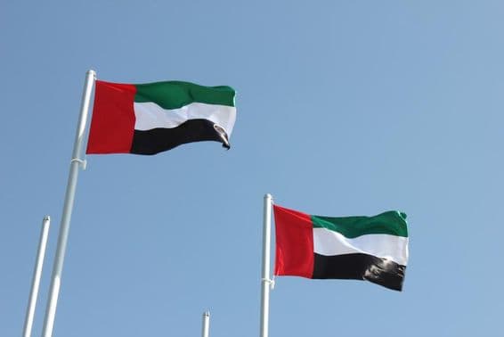 Flaggen der Vereinigten Arabischen Emirate wehen im Wind.