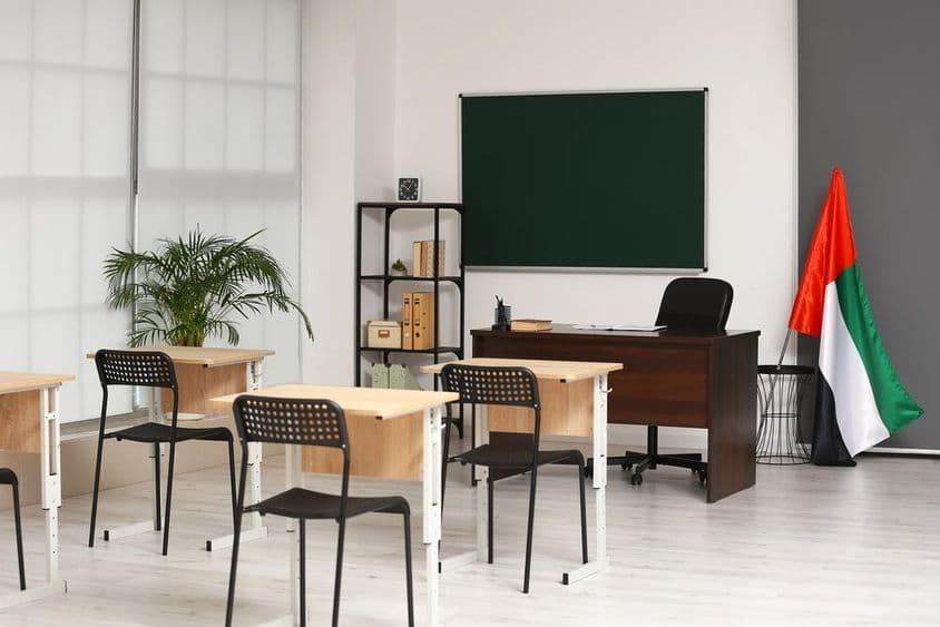 Innenansicht eines Klassenzimmers mit der Flagge der Vereinigten Arabischen Emirate.