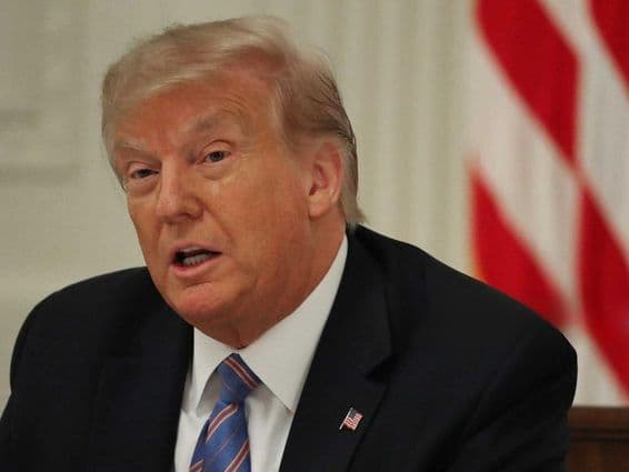 Donald Trump spricht bei einer Veranstaltung.