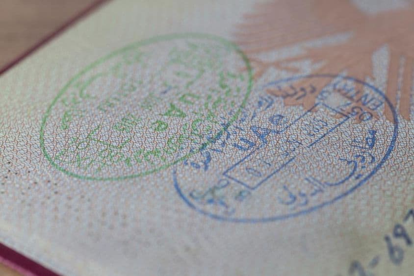 Ein- und Ausreisestempel der Vereinigten Arabischen Emirate in einem deutschen Reisepass.
