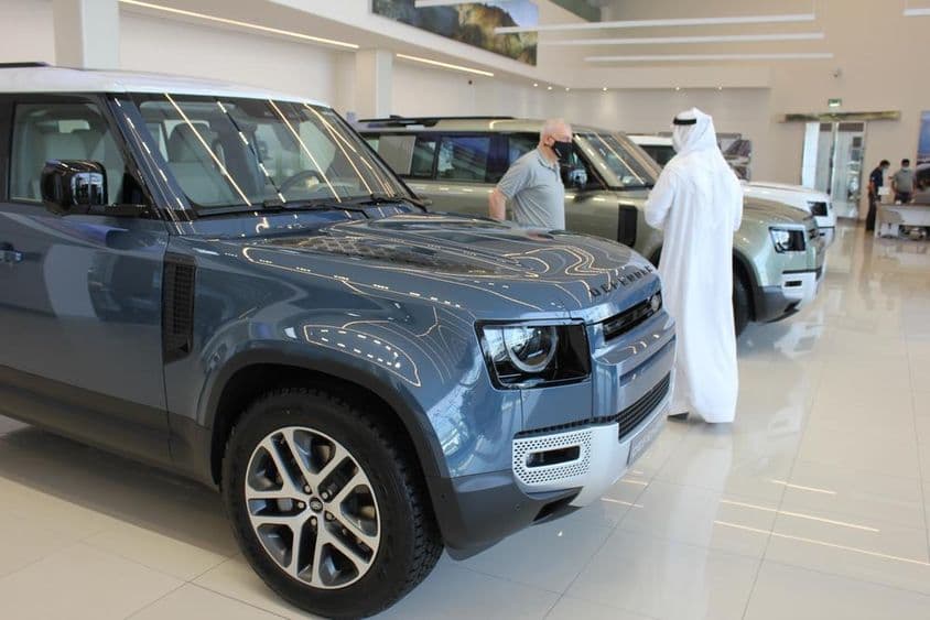 Land Rover Defender 110 Fahrzeuge beim Verkauf in einem Land Rover Autohaus.