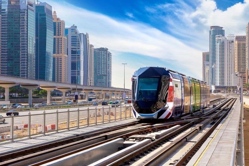 Moderner neuer Tram in Dubai, Vereinigte Arabische Emirate.