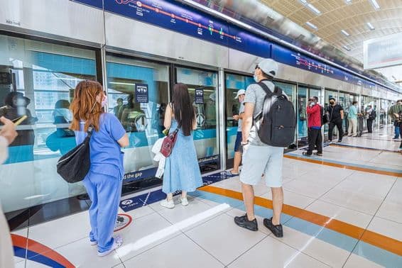Dubai, Passagiere steigen in den ankommenden U-Bahn-Zug ein.