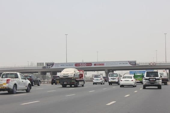 Dubais Autobahn mit Werbetafeln.