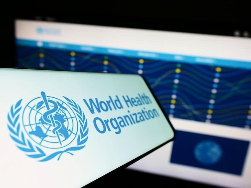 Telefon mit dem Logo der Weltgesundheitsorganisation (WHO) der Vereinten Nationen.