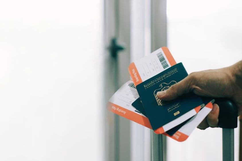 Ein Passagier am Flughafen mit einem VAE-Pass und Flugticket.