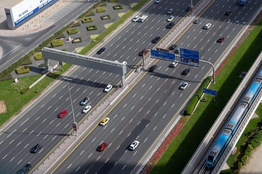 Dubai mehrspurige Autobahn und Metro-Linie.