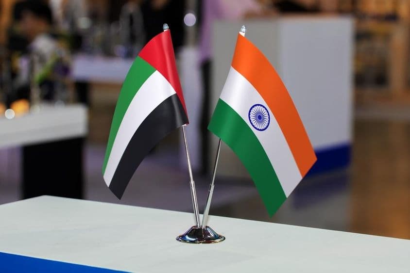 Die kleinen Tischflaggen der Vereinigten Arabischen Emirate und Indiens zusammen bei einer Veranstaltung.