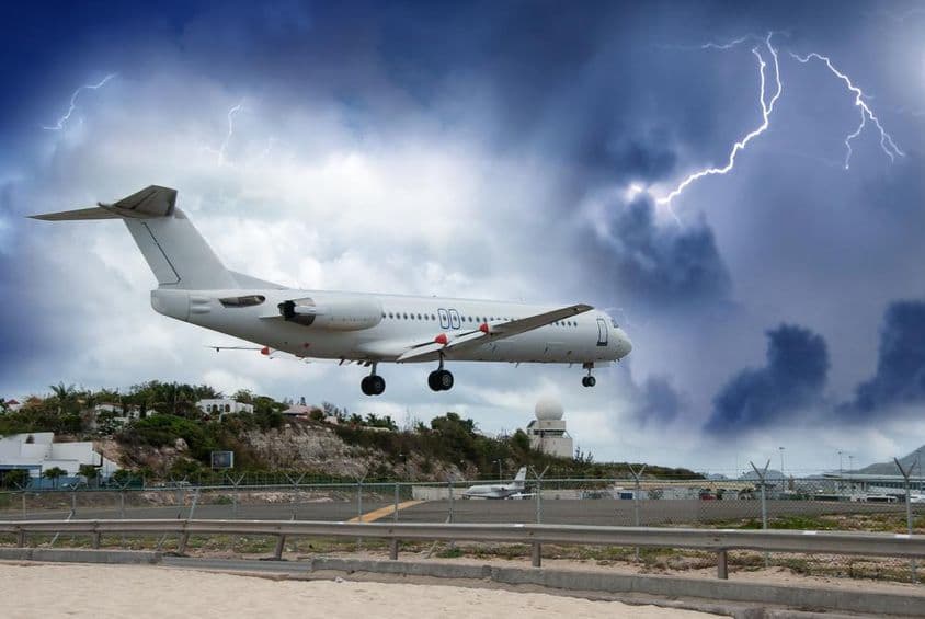 Flugzeug landet im Sturm.