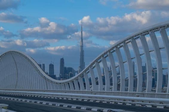 Maidan Brücke in Dubai mit Stadtblick.