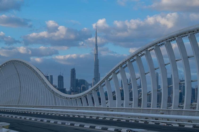 Maidan Brücke in Dubai mit Stadtblick.
