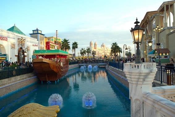 Die Abendansicht des Dubai Global Village