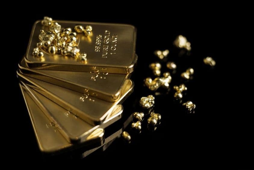 Goldbarren und einige Goldkrümel.