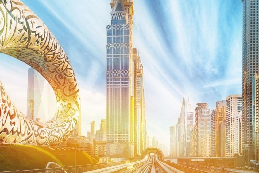 Gläserne Wolkenkratzer in Dubai bei Hitze.