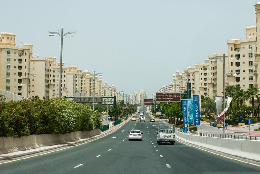 Dubai Verkehr außerhalb der Hauptverkehrszeiten.