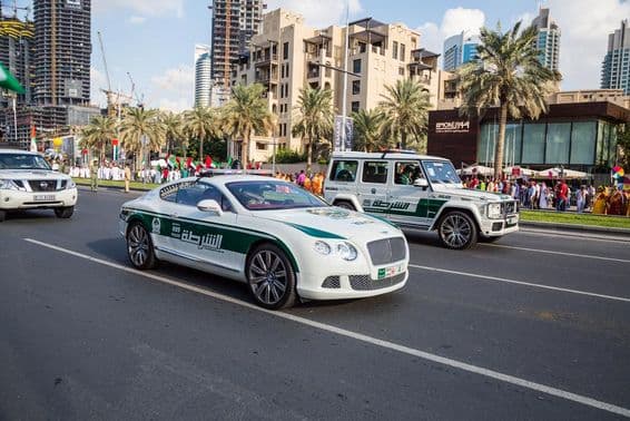 Polizeiauto-Parade entlang des Mohammed Bin Rashid Boulevard in der Innenstadt von Dubai.