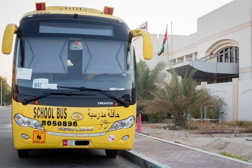 Gelber Schulbus in Abu Dhabi, Vereinigte Arabische Emirate.