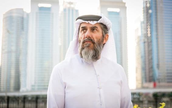 Mann in traditioneller Kandora in Dubai