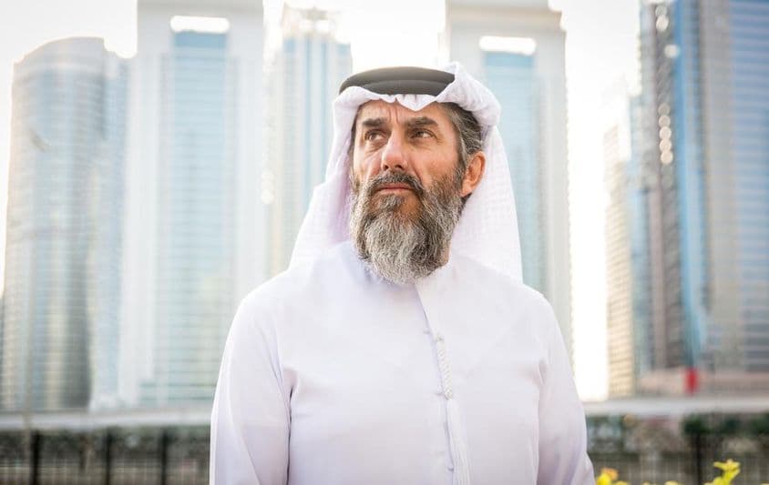 Mann in traditioneller Kandora in Dubai