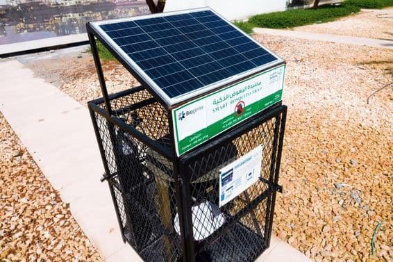 Abu Dhabi, Mückenvernichtungsgerät auf der Straße.