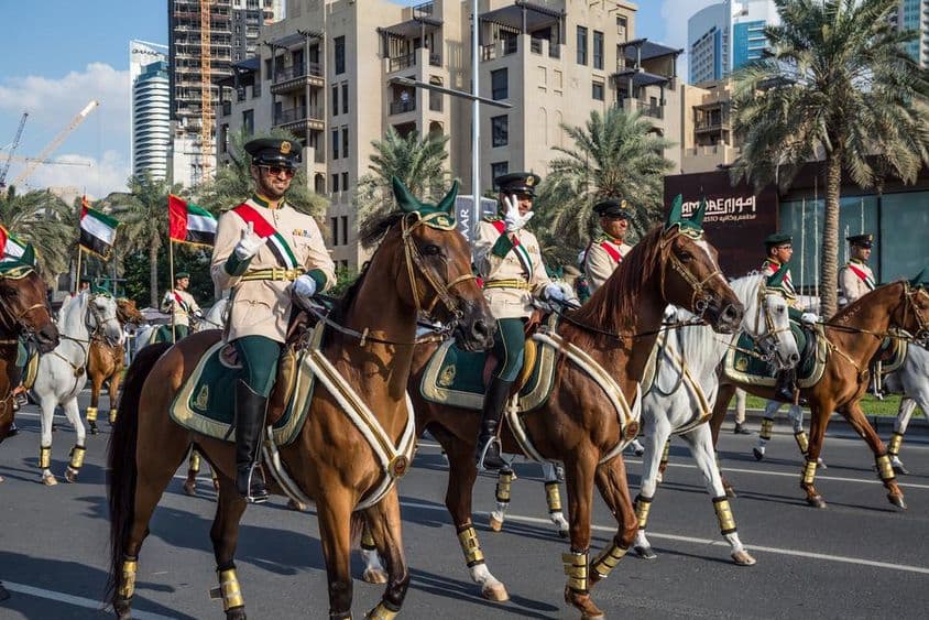 Festlicher Umzug in Dubai auf dem Mohammed Bin Rashid Boulevard.
