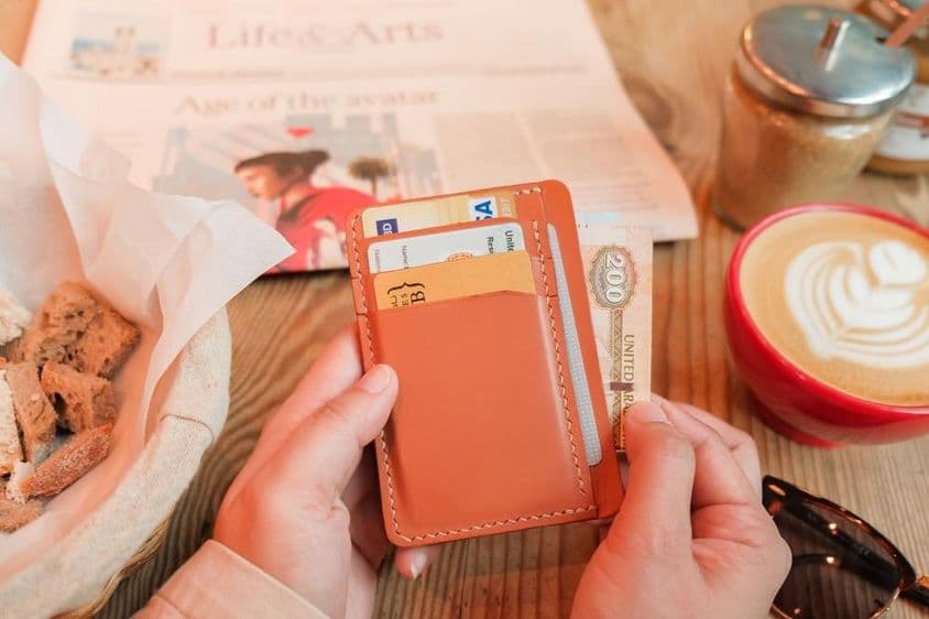 200 Dirham Kartenetui aus braunem Leder mit Dubai IDs, Debit- und Kreditkarten.