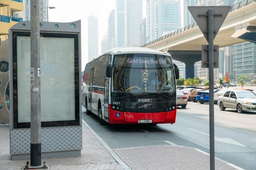 Straßen- und Verkehrsbehörde (RTA) Bus in Dubai.