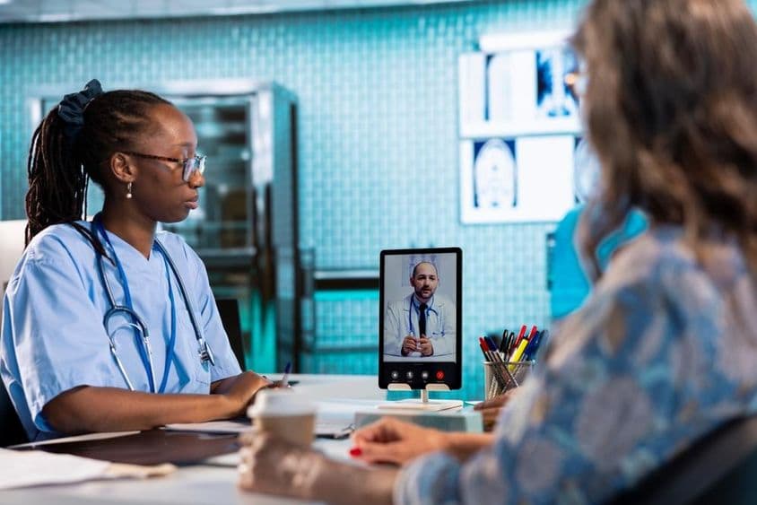 Krankenschwester führt ein Videogespräch mit einem Arzt für Fernberatung und Telemedizin.