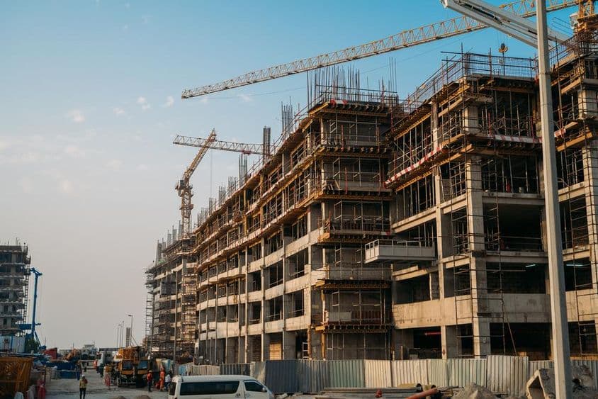 Moderne Bauarbeiten mit Industriekränen in Dubai.