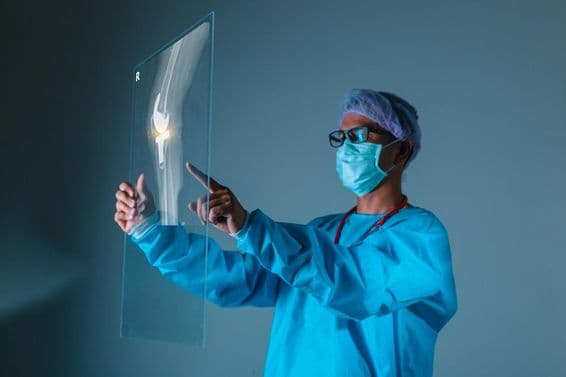 Arzt hält Röntgenbild eines Patienten vor der Operation.