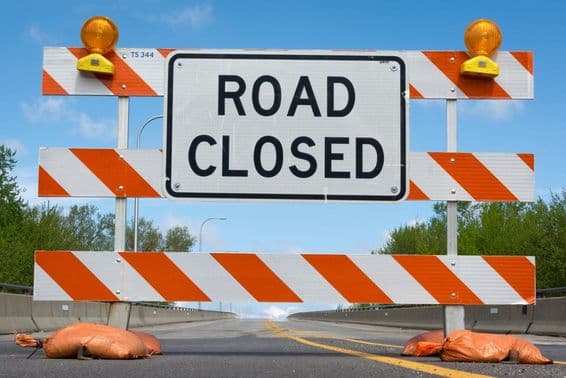 Schild eines gesperrten Straßenabschnitts.