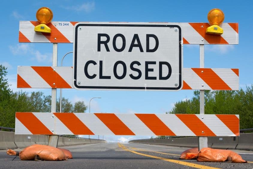 Schild eines gesperrten Straßenabschnitts.