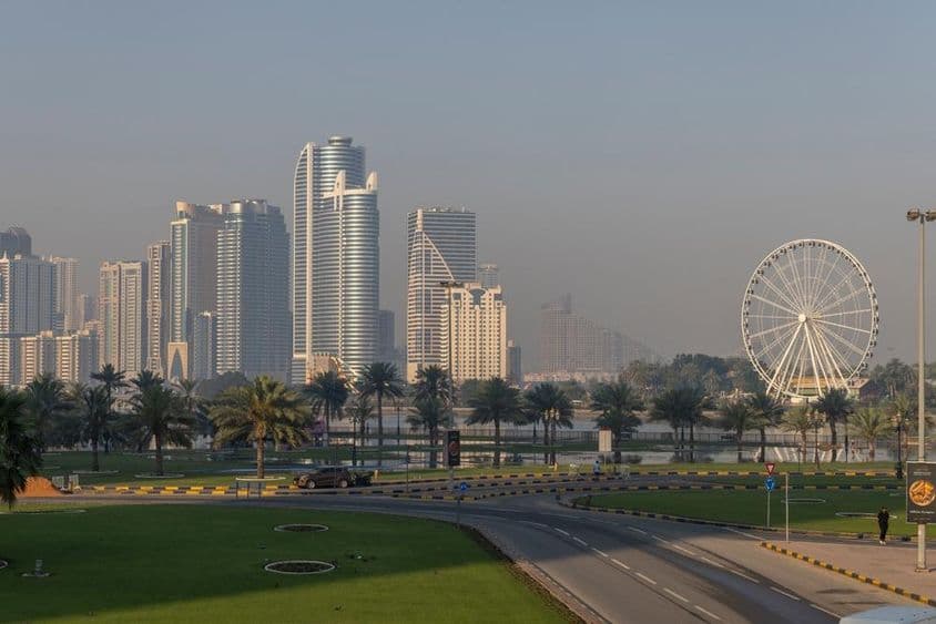 Skyline von Sharjah mit dem Qasba Riesenrad.