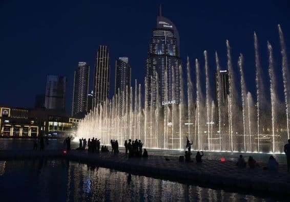 Dubai Fountain während einer Aufführung.