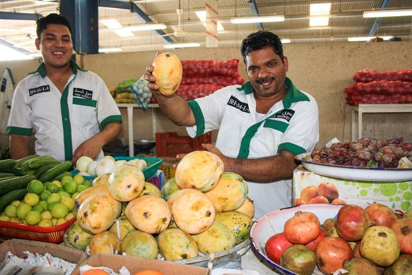 Auf einem Obst- und Gemüsemarkt in Dubai, VAE.