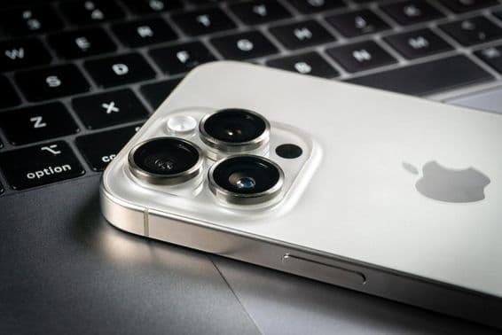 Apple iPhone 15 Pro und Apple MacBook Pro Laptop.