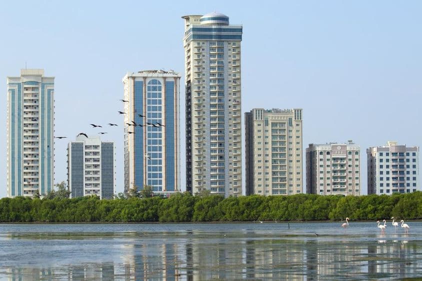 Ansicht des Abjar-Turms vom Mangrovensee in Ras Al Khaimah.