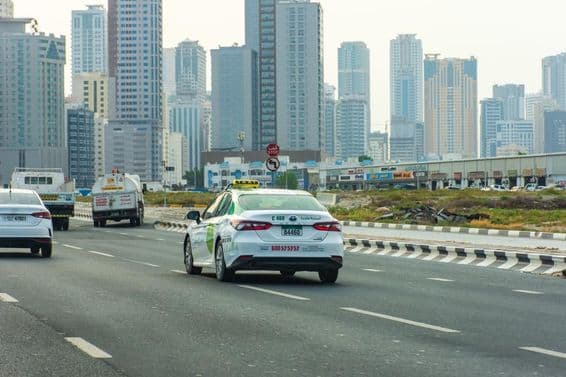 Aman-Taxi auf der Straße in der Stadt Sharjah.