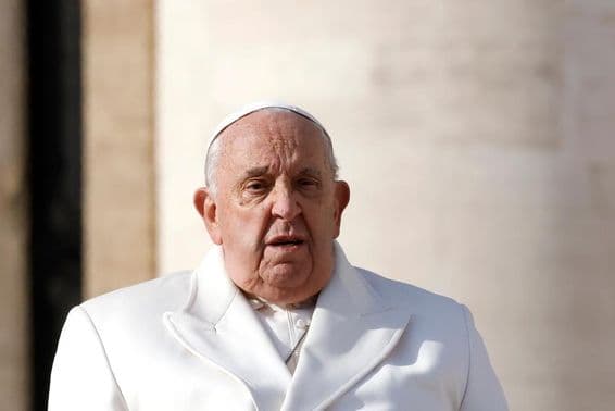 Papst Franziskus verlässt die wöchentliche Generalaudienz auf dem Petersplatz im Vatikan.
