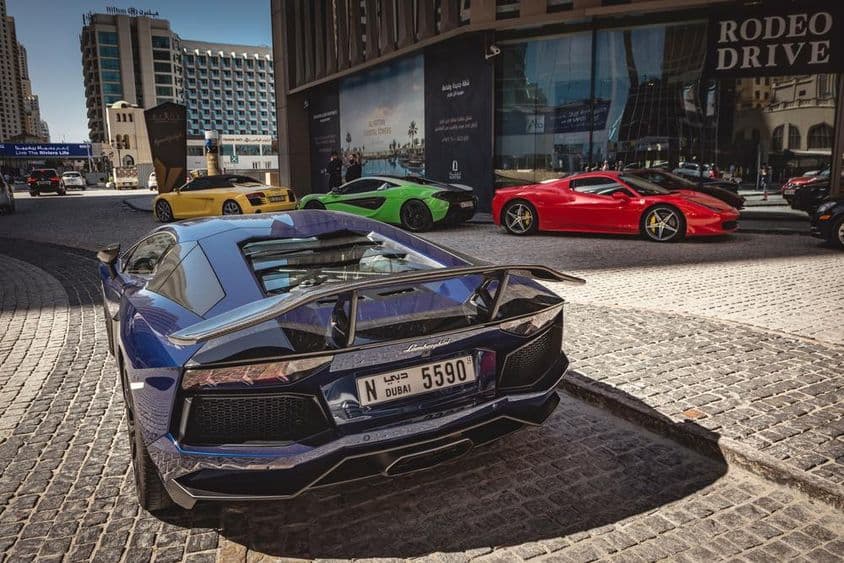 Blauer Lamborghini Aventador, der in Dubai zur Miete angeboten wird.