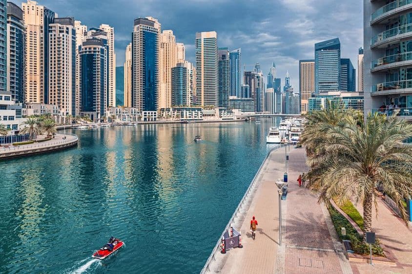 Dubai Marina Bezirk mit Wolkenkratzern und kommerziellen sowie Wohnimmobilien.