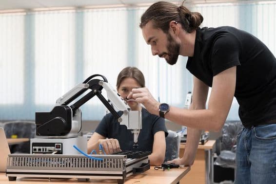 KI-Roboter in einem Labor für Fertigungsautomatisierung und Robotik.